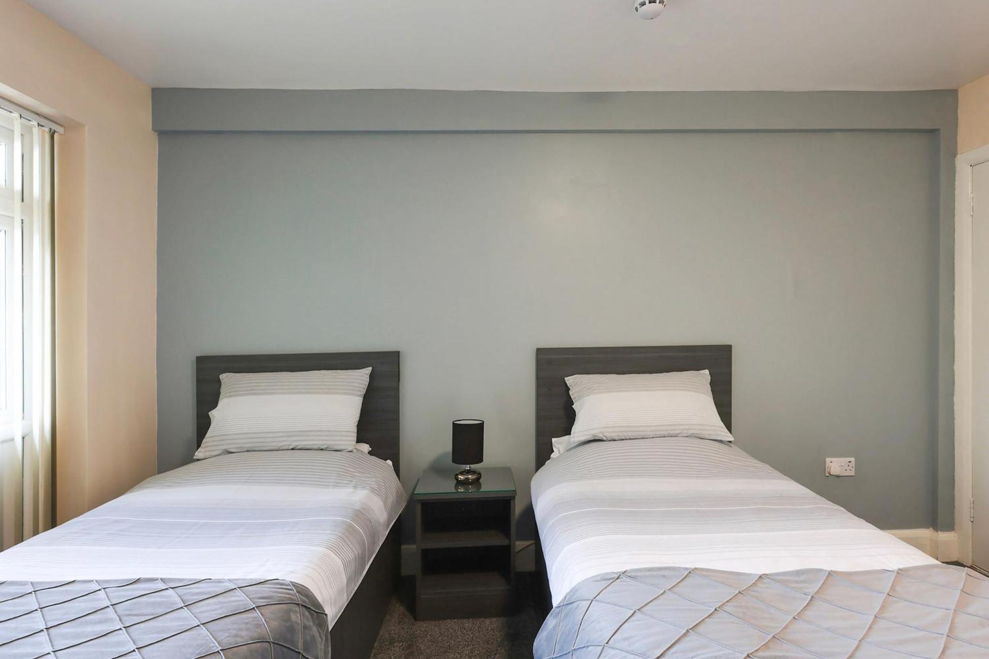 Oyo Honeycroft Lodge Uxbridge Eksteriør bilde