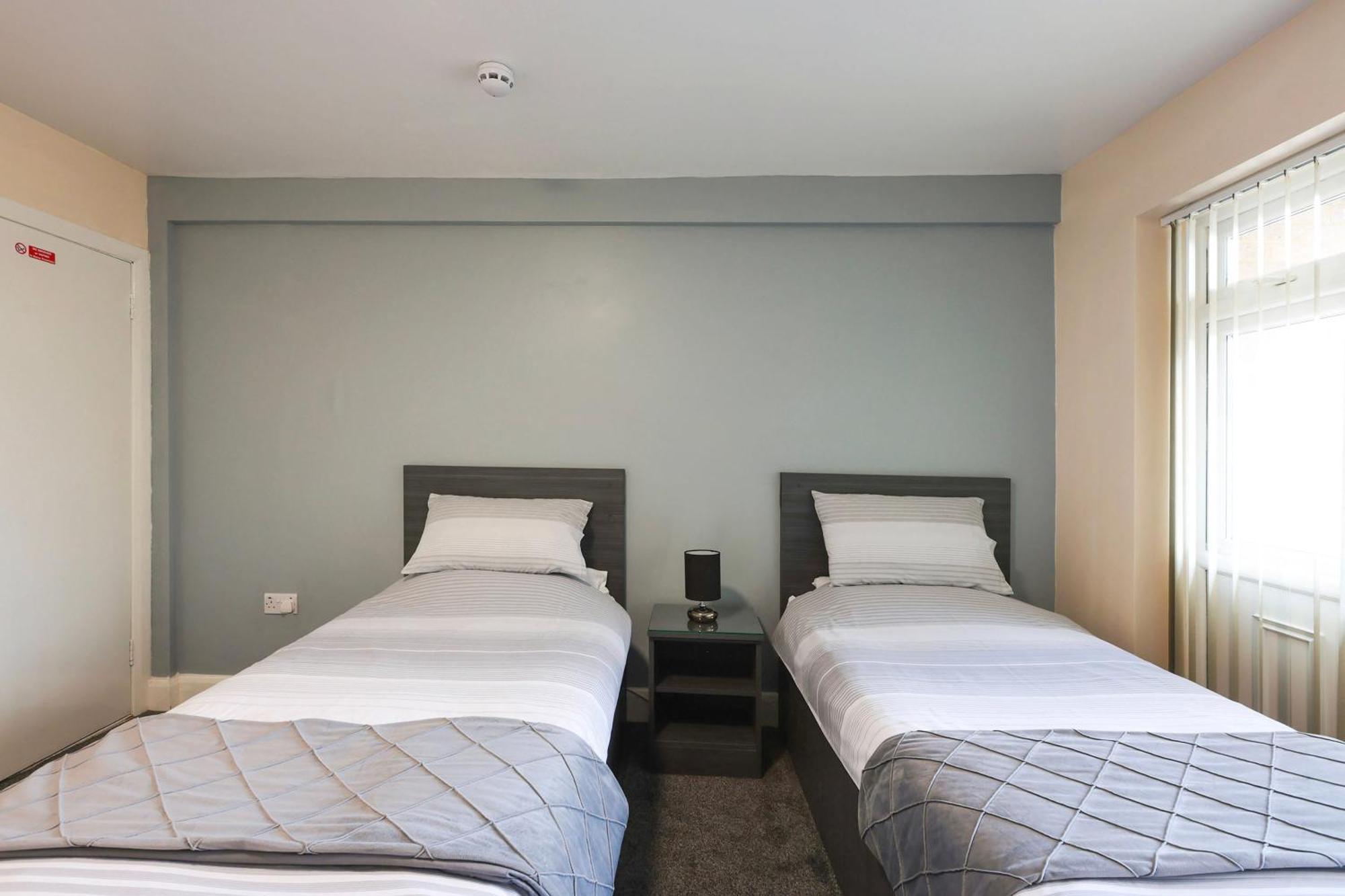 Oyo Honeycroft Lodge Uxbridge Eksteriør bilde